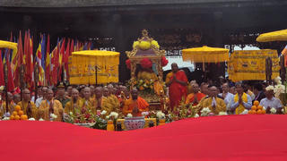 Hàng chục nghìn người dân về chùa Tam Chúc chiêm bái xá lợi Đức Phật