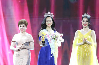 Á hậu Phương Anh lên tiếng về ồn ào mặc đầm xuyên thấu