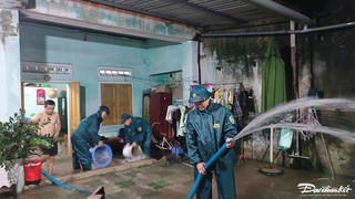 TP Đà Nẵng: Mưa lớn gây ngập nước, Bộ CHQS giúp người dân dọn đồ đạc