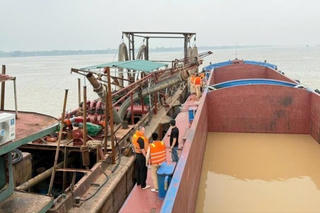 Hà Nội: Bắt hai tàu hút cát lậu trên sông Hồng