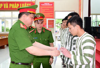 Hải Phòng: Trao Giấy chứng nhận đặc xá cho 54 phạm nhân
