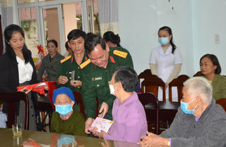 Thăm tặng quà cho các thương, bệnh binh ở Quảng Nam