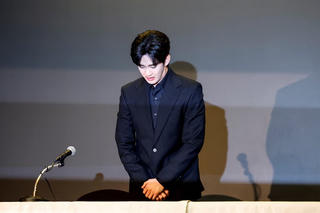 Kim Soo-hyun khóc nghẹn tại họp báo, bác bỏ mọi cáo buộc