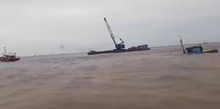 Thái Bình: Tàu chìm ở cửa sông Diêm Hộ, vợ chồng ngư dân thoát nạn