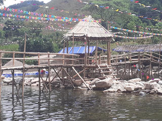 Bị xử phạt, điểm du lịch vẫn 'chây ì' lấn chiếm lòng suối để kinh doanh