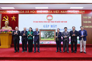 Chủ tịch Đỗ Văn Chiến gặp mặt Đoàn đại biểu Câu lạc bộ Tân Trào Tuyên Quang