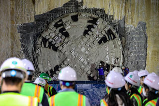 Khoảnh khắc máy đào hầm Nhổn - ga Hà Nội xuyên lòng đất tiến vào ga S10 Cát Linh