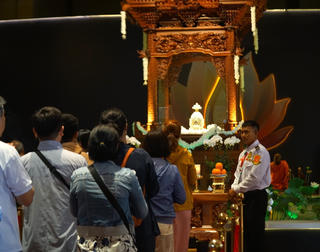 Dòng người đổ về chùa Thanh Tâm chiêm bái Xá lợi Đức Phật