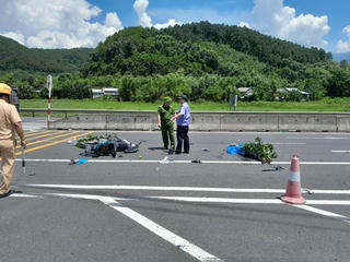 Hai cụ già đi xe máy tử vong sau tai nạn với xe đầu kéo