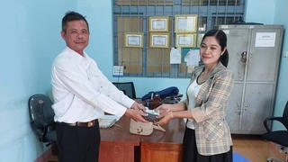 Nhặt được 40 triệu đồng và iPhone 13, nam thanh niên nhờ Công an trả lại