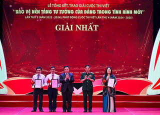 Trao giải Cuộc thi viết ‘Bảo vệ nền tảng tư tưởng của Đảng trong tình hình mới’