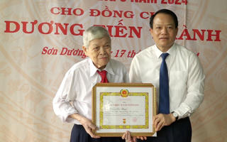 Tuyên Quang: Trao Huy hiệu Đảng cho đảng viên huyện Sơn Dương đợt 19/5