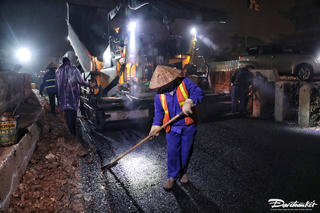 Hà Nội: Xuyên đêm thảm đường Âu Cơ phục vụ người dân đi lại dịp Tết