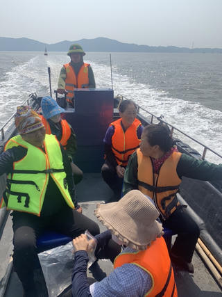 Quảng Ninh: Giải cứu thành công 23 ngư dân bị lật bè trên biển 