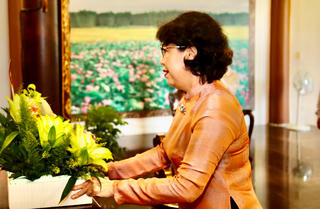 Phó Chủ tịch Tô Thị Bích Châu viếng mộ Cụ Phó Bảng Nguyễn Sinh Sắc