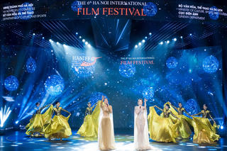 Hoa hậu Mai Phương cùng Á hậu Kiều Loan khoe giọng hát nội lực tại Liên hoan phim Quốc tế 