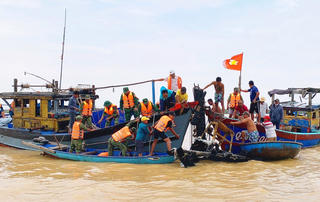 Quảng Nam: Trục vớt tàu gỗ, ca nô bị cháy trên bến Cửa Đại 