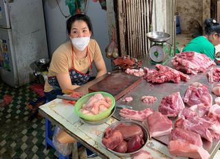 Người dân chật vật thời 'bão giá'