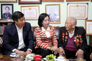 Phó Chủ tịch Quốc hội Nguyễn Thị Thanh thăm, tặng quà gia đình chính sách tại Lâm Đồng