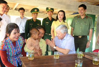 Chủ tịch Đỗ Văn Chiến khảo sát tại bản Rào Tre