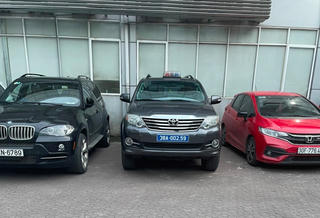  Nghi vấn xe biển xanh của BQL Khu kinh tế Hà Tĩnh lắp đèn ưu tiên 'chui'