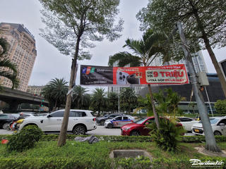 Hà Nội: Tràn lan băng rôn quảng cáo 'siết cổ' cây xanh bên đường