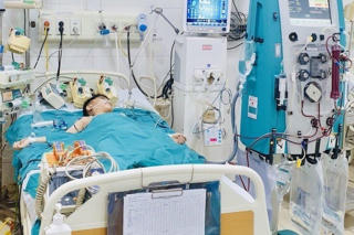 Mua đồ ăn vặt, 2 học sinh bị ngộ độc thực phẩm