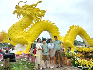 Du khách thích thú với linh vật rồng vàng xứ Quảng