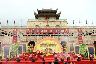 Tưng bừng hội Xuân Tây Yên Tử