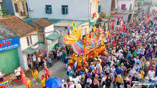 'Biển người' đi xem rước thuyền Long Châu