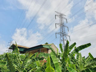 Sống bất an dưới đường điện cao thế