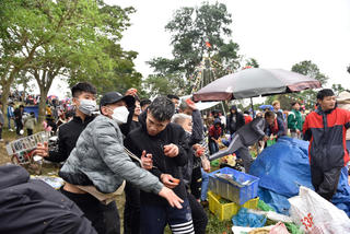 Phiên chợ ném cà chua 1 năm có 1 lần, càng bị ném nhiều càng may mắn