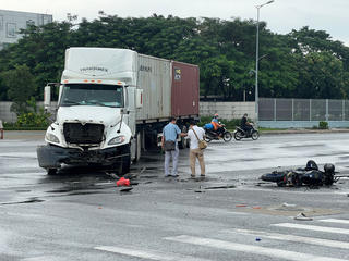 TP HCM: Va chạm xe máy và xe container một người tử vong