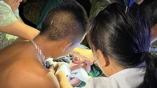 Công an hóa ‘bà đỡ’, giúp sản phụ sinh con bên lề đường