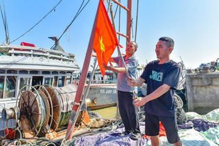 10.000 lá cờ Tổ quốc đến tay ngư dân Thanh Hóa