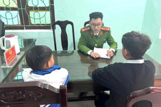 Nguy hiểm từ việc 2 cháu nhỏ bắn ná cao su trên cao tốc