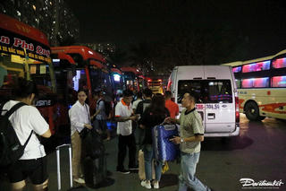 Người dân đổ ra bến xe lúc nửa đêm để về quê nghỉ lễ