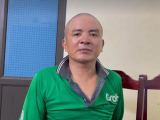 Người đàn ông mặc áo Grap trèo tường vào nhà dân để trộm tivi