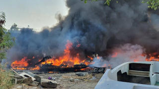 Dập tắt đám cháy lớn kèm tiếng nổ thiêu rụi khoảng 10 ca nô 