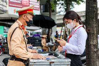 Đi xe máy trên vỉa hè, nhiều người phải xếp hàng chờ lập biên bản