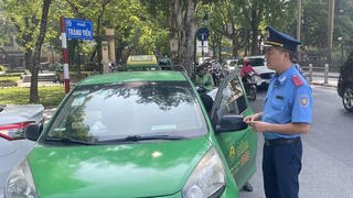Gần 320 taxi vi phạm trật tự an toàn giao thông tại Hà Nội bị xử phạt