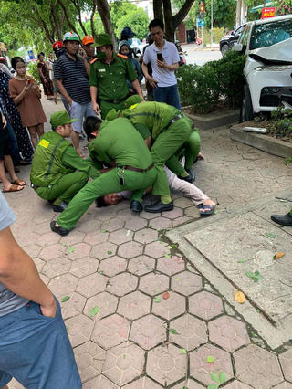 Say xỉn, chỉ tay vào mặt cảnh sát thách thức sau khi gây tai nạn