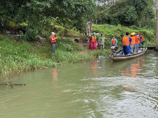 Tìm thấy thi thể 1 nạn nhân mất tích trong vụ xe rác rơi xuống sông