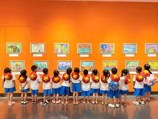 Nhộn nhịp mua sắm trang phục, phụ kiện chào đón Lễ kỷ niệm 30/4