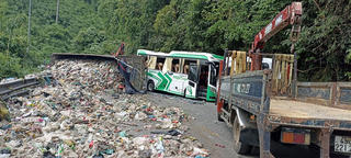 Xe tải va chạm với xe khách khiến 4 khách nước ngoài bị thương tại đèo Bảo lộc