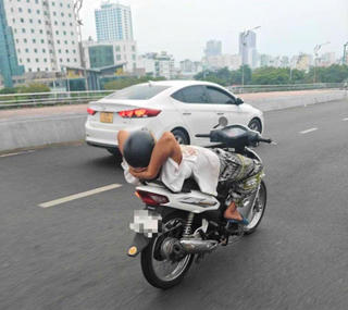 TP Đà Nẵng: Xử lý người điều khiển xe máy thả hai tay trên cầu Rồng