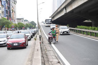 Bất chấp lệnh cấm, xe máy vẫn vô tư lưu thông trên tuyến đường Vành đai 3 trên cao