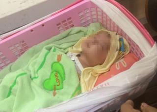 Cháu bé 1,5 tháng tuổi bị bỏ rơi ở quán cà phê