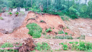 Một số nhà dân bị hư hỏng do lở núi