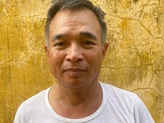 Bố đẻ dùng xăng phóng hỏa giết con trai ra đầu thú